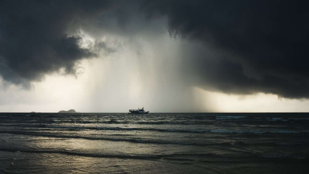 สภาพอากาศ ดีเปรสชันผสมร่องมรสุมพัดปกคลุมอันดามัน อ่าวไทย ทำภาคใต้ฝนหนัก