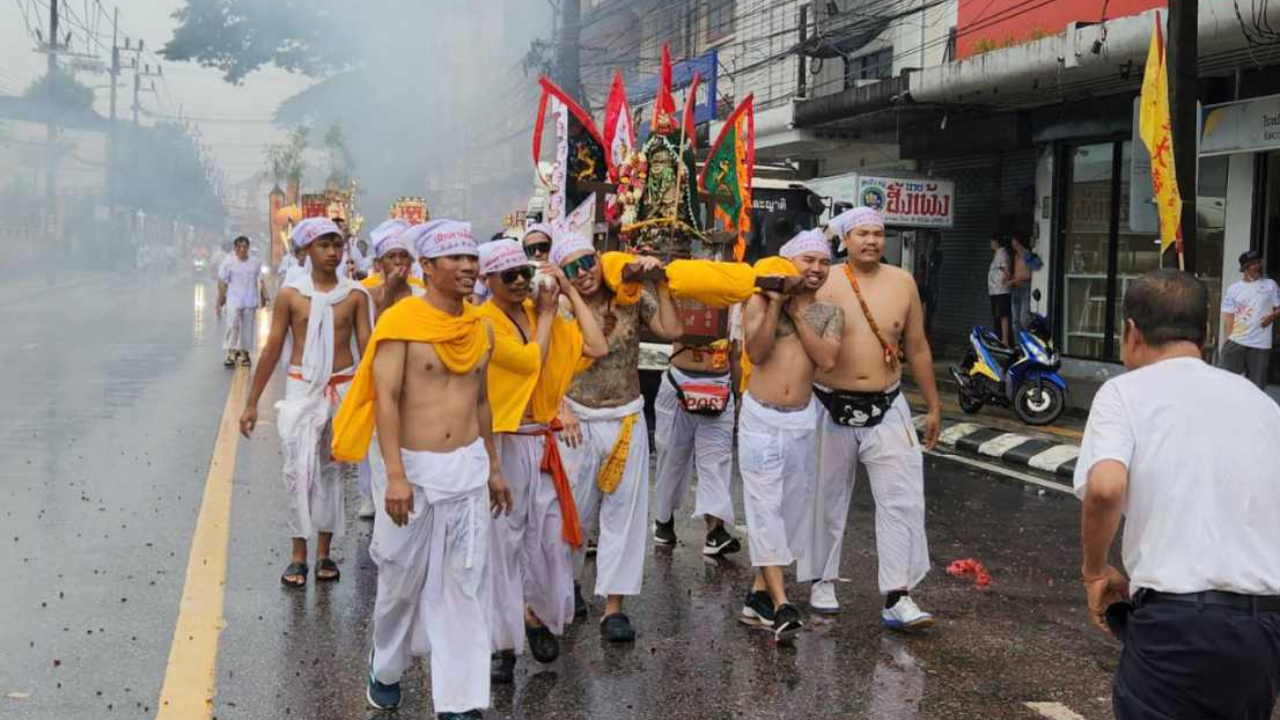 กินเจ 2566 อ๊ามสะปำ-บางคู แห่พระรอบเมืองภูเก็ต ท่ามกลางสายฝน