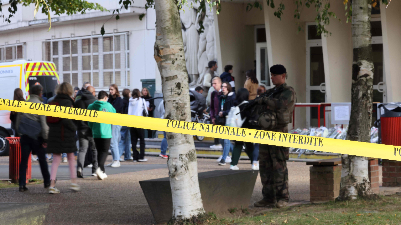 ผวาหนัก ร.ร.ในฝรั่งเศสโดนขู่วางระเบิด หลังมือมีดเพิ่งบุกแทงครูดับสลด