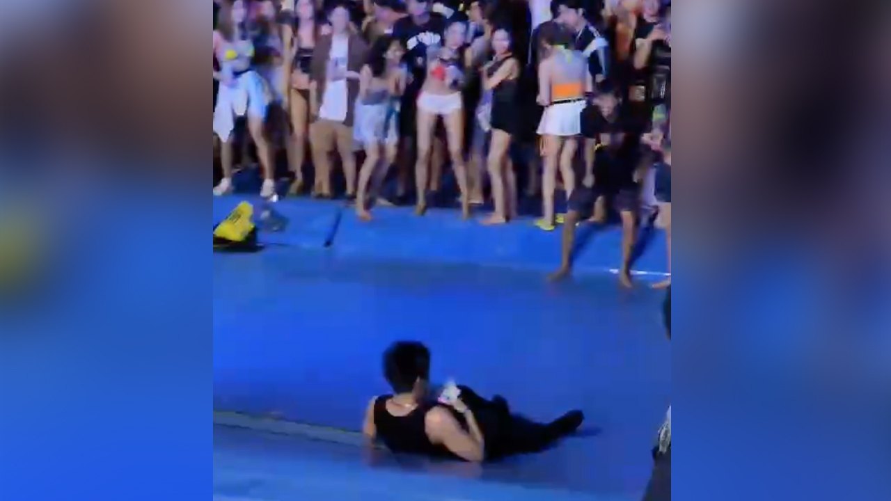 อุทาหรณ์ นักร้องกระโดดลงเวทีขณะเล่นคอนเสิร์ต พลาดท้ายทอยกระแทก สลบหน้าเวที