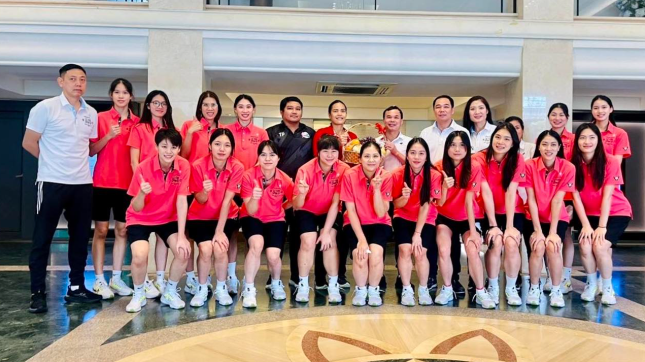 主教练维拉万欢迎越南俱乐部队员到访，并邀请一起训练
