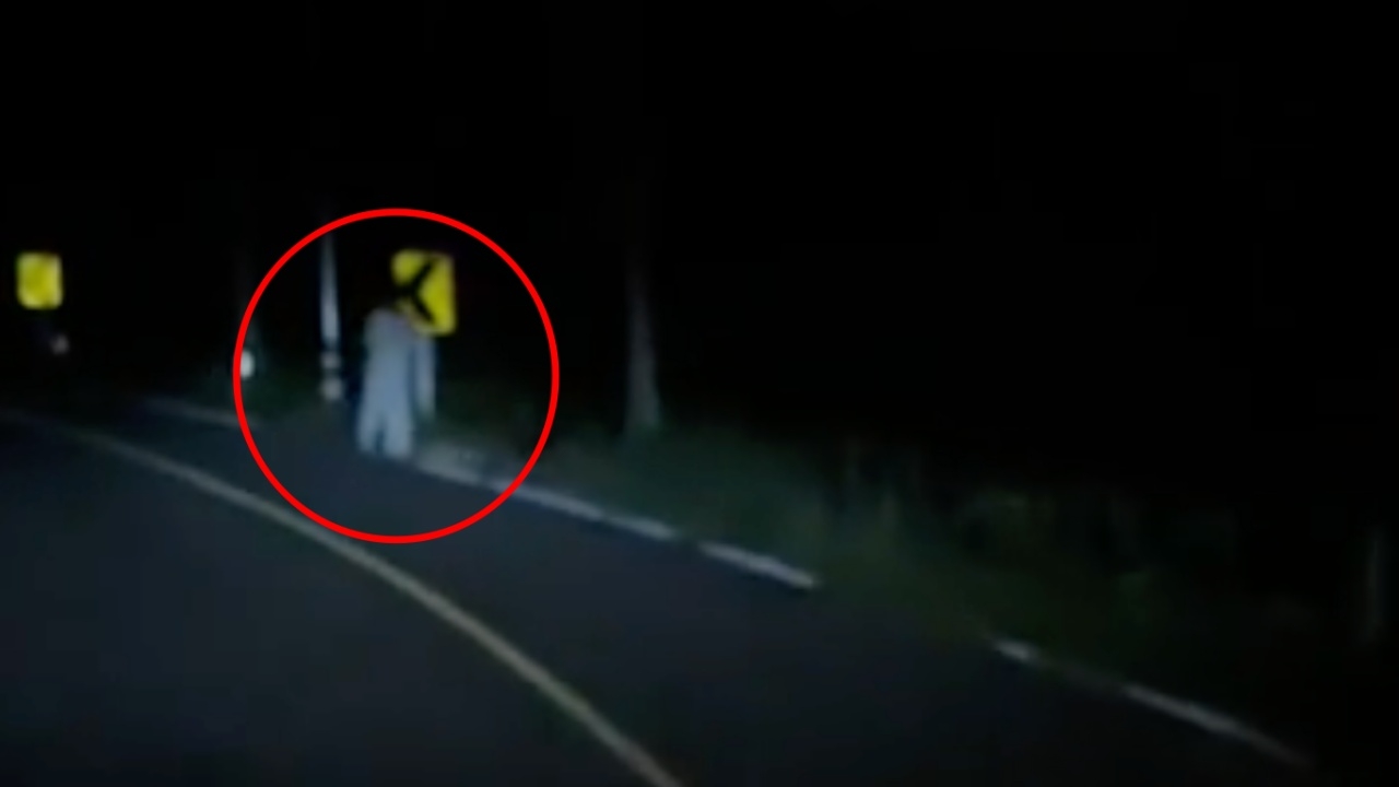 บุกพิสูจน์ ชายชุดขาว "คน" หรือ "ผี" ผัวเมียเจอเดินก้มหน้าข้างถนนกลางดึก