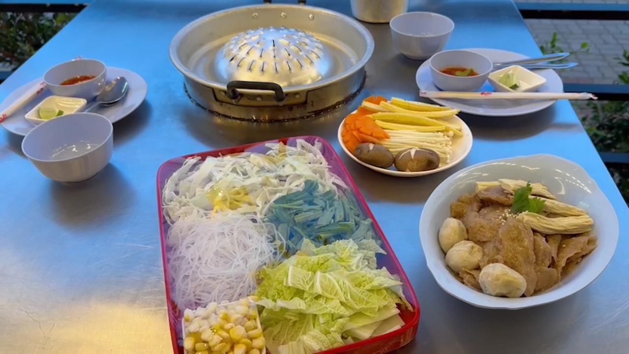 ร้านหมูกระทะสมุทรสงคราม ทำเมนูเจขายเอาใจคนสายบุญถือศีลกินผัก พาลูกค้าเพียบ