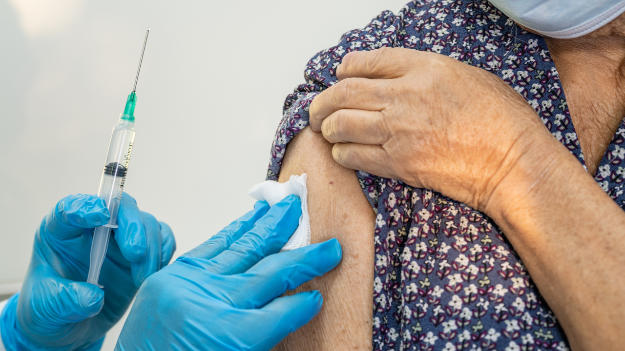 วัคซีนผู้สูงอายุ ที่จำเป็นต้องฉีดมีอะไรบ้าง เพื่อป้องกันโรคแทรกซ้อนในอนาคต