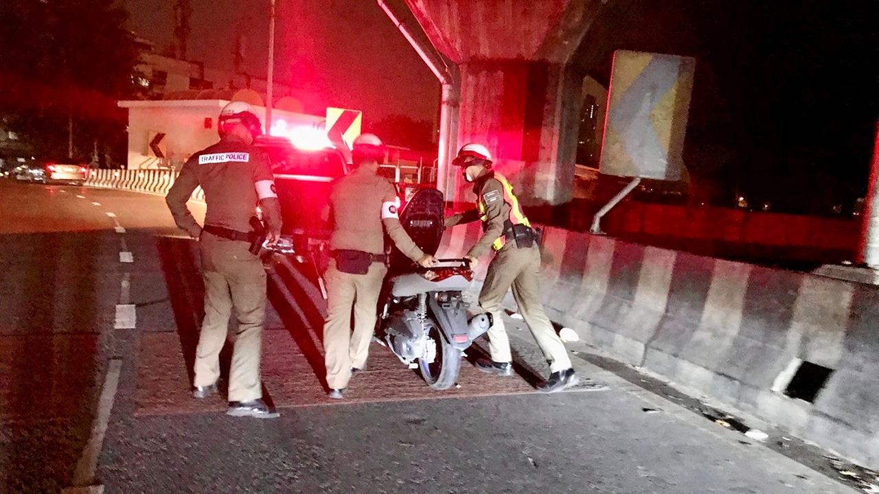 ร่วงจมบึง รองผกก.ดับ ชนขอบทางถนนจตุรทิศ ลูกน้องเศร้า