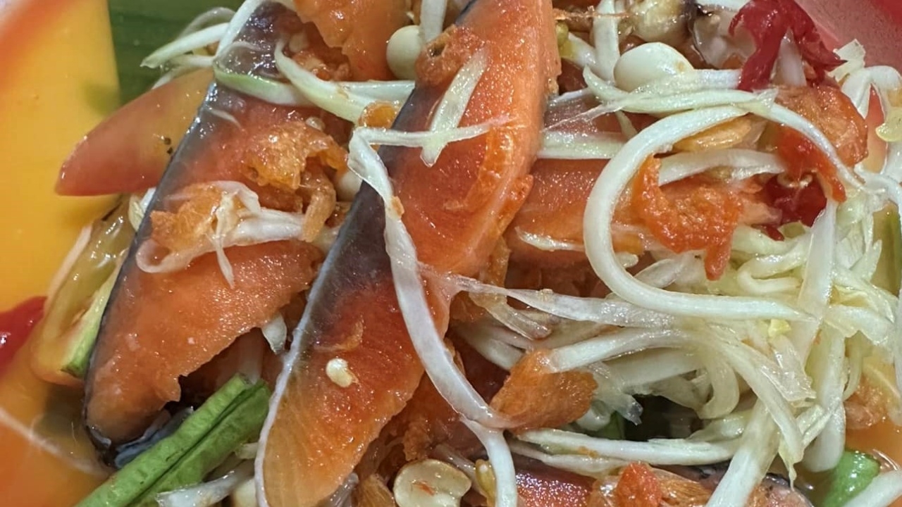 สาวสั่ง "ตําแซลมอน" หวังทาน แต่มีกลิ่นคาวทั้งจาน เพราะร้านไม่ได้ลอกหนัง