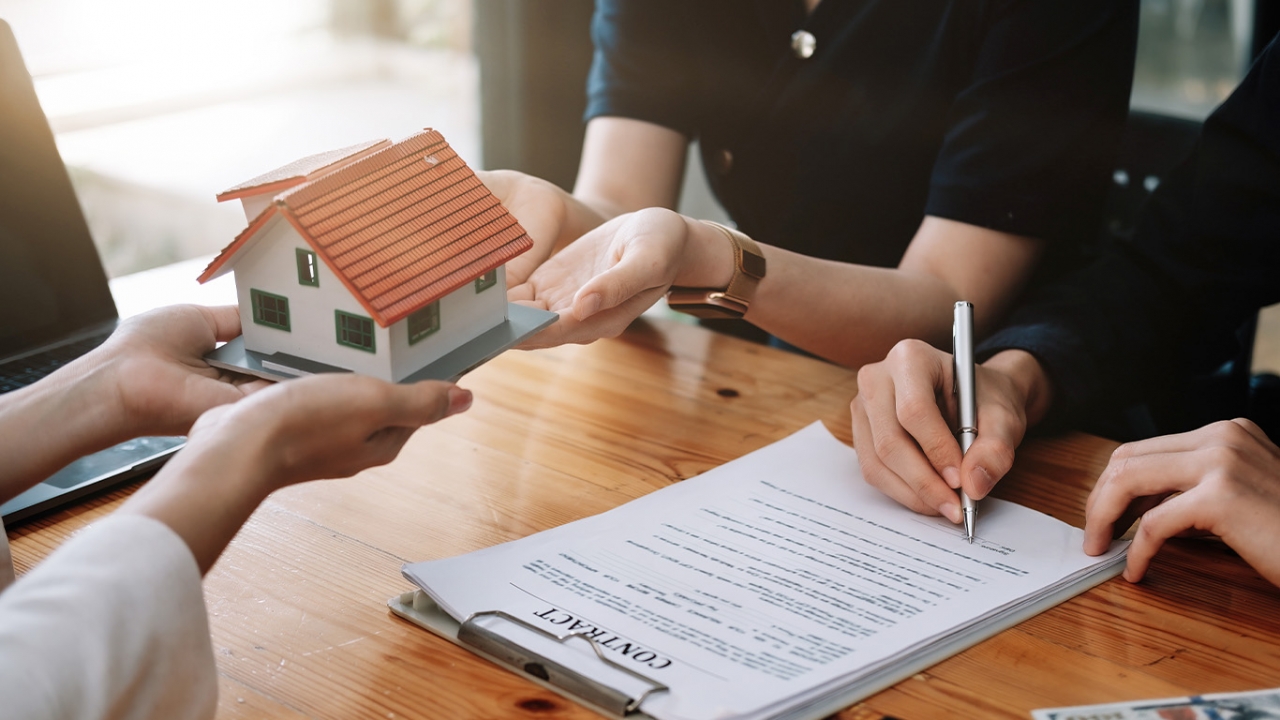 ปัญหาโลกแตกคนมีบ้าน ขายเอง vs เอเจนต์ แบบไหนดีกว่ากัน?