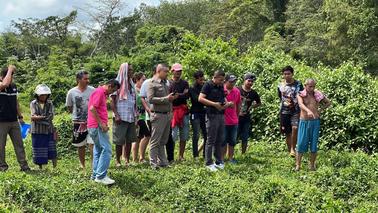 คนร้ายฆ่าปาดคอโหดพ่อค้าทอดมัน แทงซ้ำอีก 6 แผล ตายสยองกลางทุ่งนา