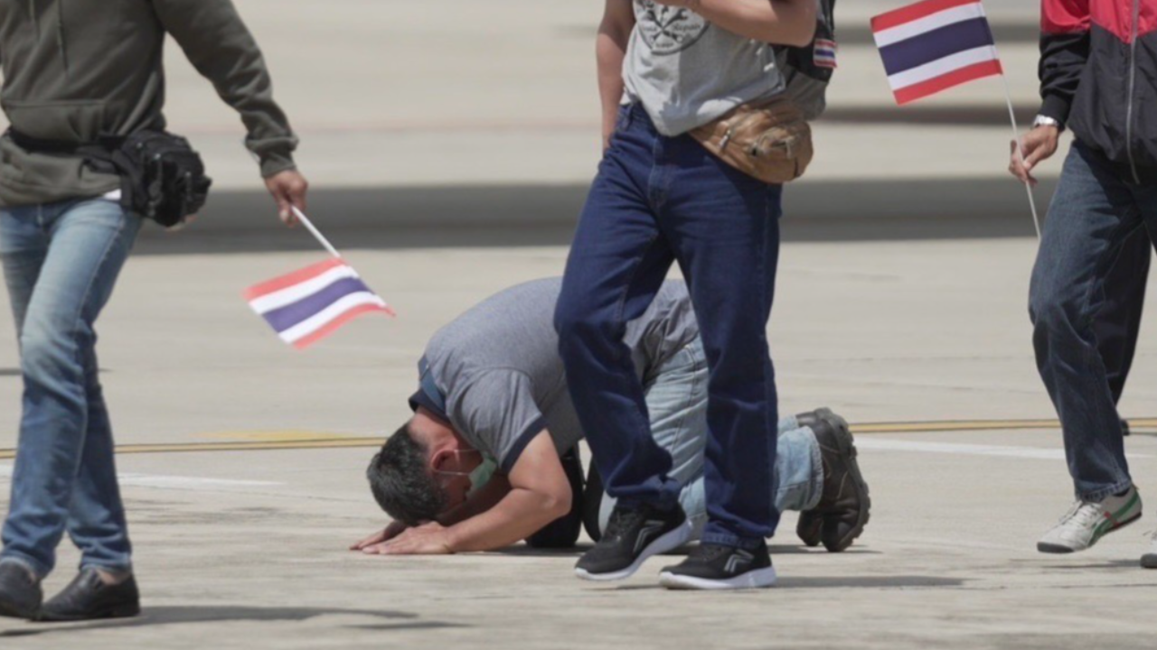 ทอ. อพยพ 139 คนจากอิสราเอลกลับถึงไทยปลอดภัย 2 แรงงานไทยก้มกราบแผ่นดิน