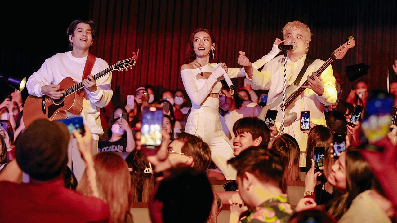 วง “เคลียร์” พาทุกหัวใจให้ได้ใกล้ชิดไปด้วยกัน จบอย่างสวย! “คอนเสิร์ตนั่งใกล้”