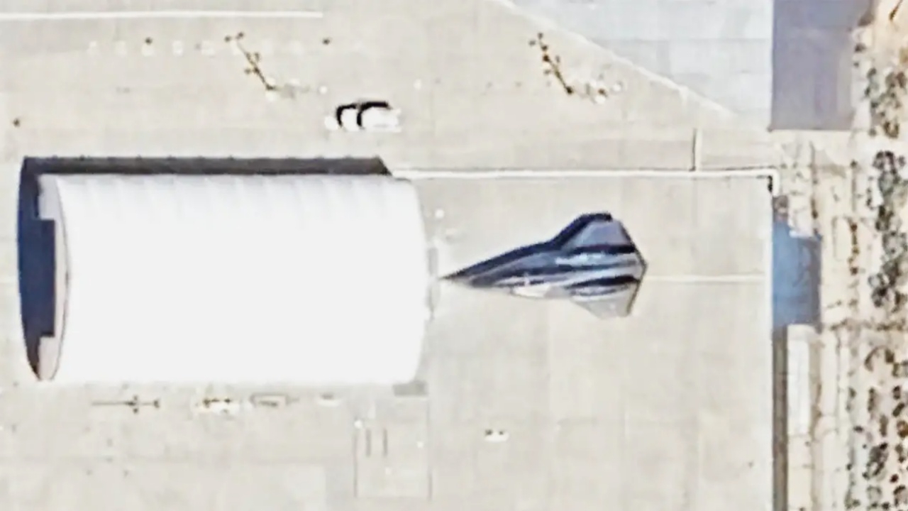 Lockheed Martin Darkstar เครื่องบินรบล่องหนใน Top Gun Maverick ถูกบันทึกภาพใน Google Earth