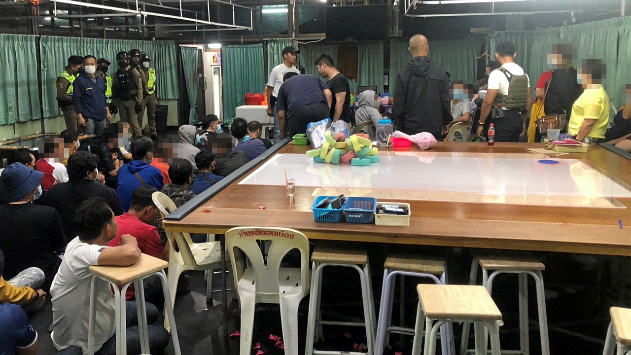 จับบ่อนดังดอนเมือง เล่นในสนามฟุตซอล