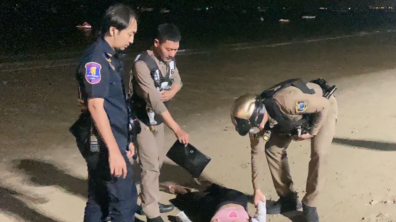 หนุ่ม 17 สวมบทฮีโร่ ช่วยชีวิตสาวทะเลาะแฟน เดินลงทะเลพัทยา