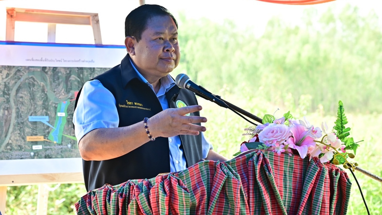 รมช.ไชยา เยี่ยมเกษตรกรที่ด่านช่องจอม เปิดพื้นที่ค้าสินค้าเกษตร แก้ปัญหาแหล่งน้ำ