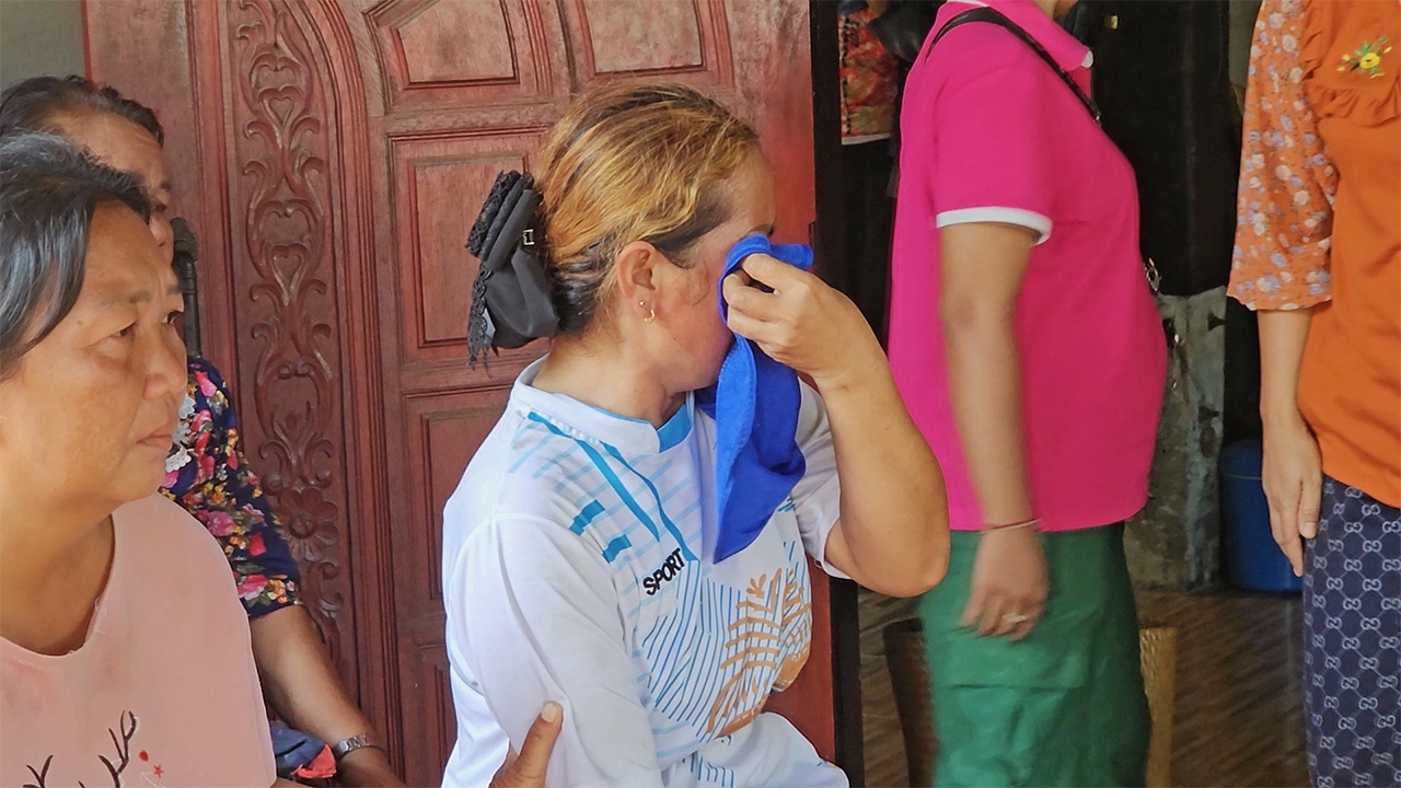 นำส่งแรงงานไทย 8 ศพ ลอตแรกกลับบ้านเกิด พ่อแม่ร่ำไห้ระงมจ่อทำพิธี ที่เหลือรอตรวจอัตลักษณ์