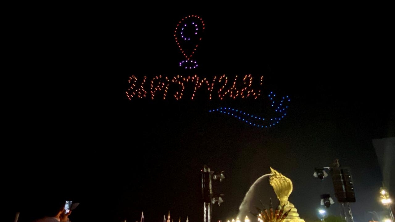 นครพนมโชว์โดรนบินไหลเรือไฟบนฟ้าริมน้ำโขง หนุนการท่องเที่ยวก่อนเทศกาลออกพรรษา