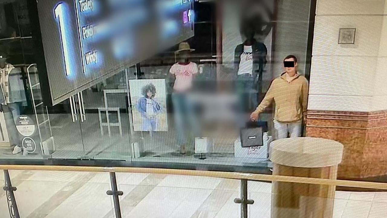 โปแลนด์รวบโจรหัวใส ปลอมเป็น "หุ่นโชว์เสื้อผ้า" หวังขโมยของหลังห้างปิด
