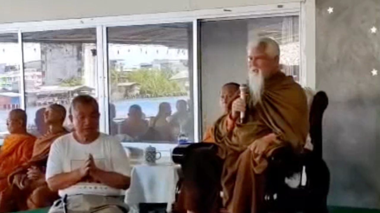 "อดีตพระยันตระ" กลับบ้านเกิดปากพนัง คนรอรับนับร้อย กลับอเมริกา 1 พ.ย.นี้