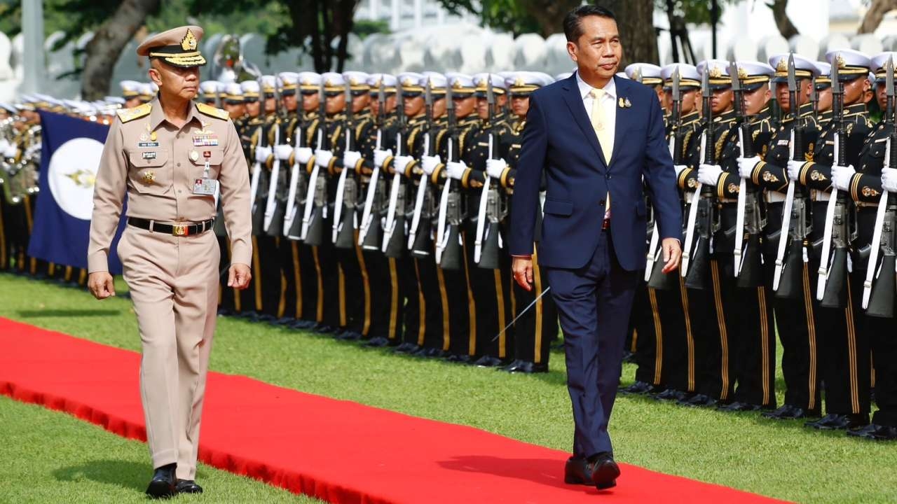 "บิ๊กดุง" เปิดพระราชวังเดิม ต้อนรับ "บิ๊กทิน" ตรวจเยี่ยมกองทัพเรือ