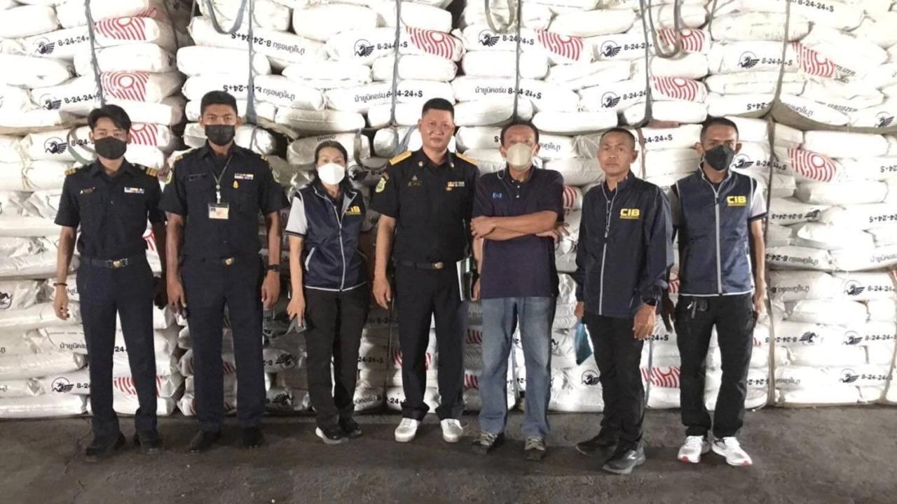 สารวัตรเกษตร จับปุ๋ยปลอมซุกโกดังย่านบางปะอิน 7,300 กระสอบ มูลค่ากว่า 7 ล้าน
