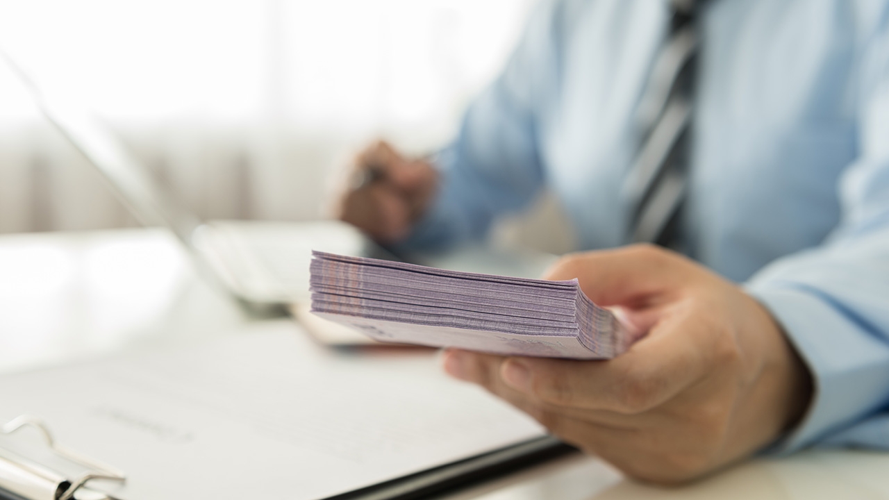 แจกเงินหมื่นลดเหลื่อมล้ำ?