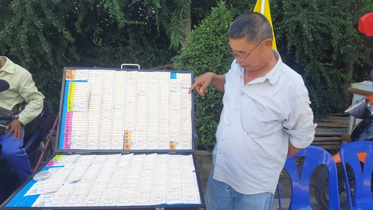 คนขายลอตเตอรี่ดวงเฮง แก้บนท้าวเวสฯ ได้โชคจากหวยติดแผง กว่า 6 แสนบาท