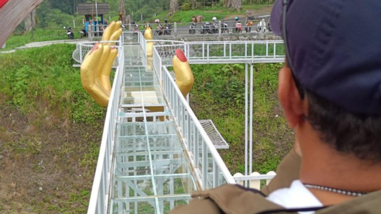 สะพานพื้นกระจกแตก นทท.ร่วงพื้น ดับ 1 ศพ เจ็บ 1 รายที่อินโดฯ (คลิป)