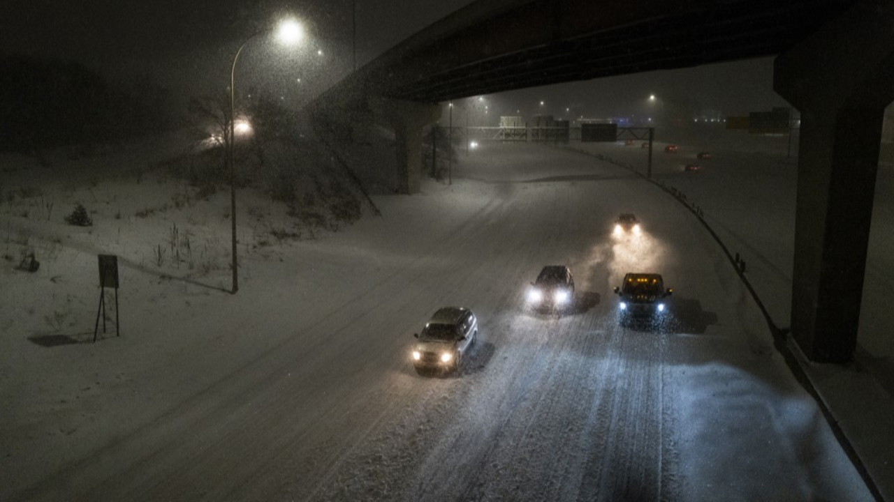 พายุหิมะลูกแรกของฤดูกาลพัดเข้าสหรัฐฯ หิมะสะสมหนา 30 ซม.