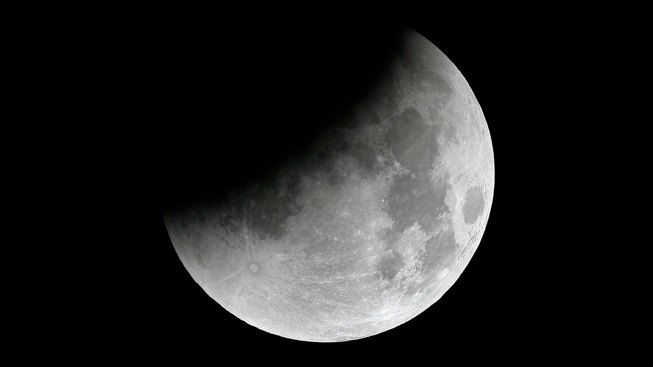 เช้ามืดวันออกพรรษา 29 ต.ค. 66 อย่าพลาดชม ปรากฏการณ์ "จันทรุปราคาบางส่วน"