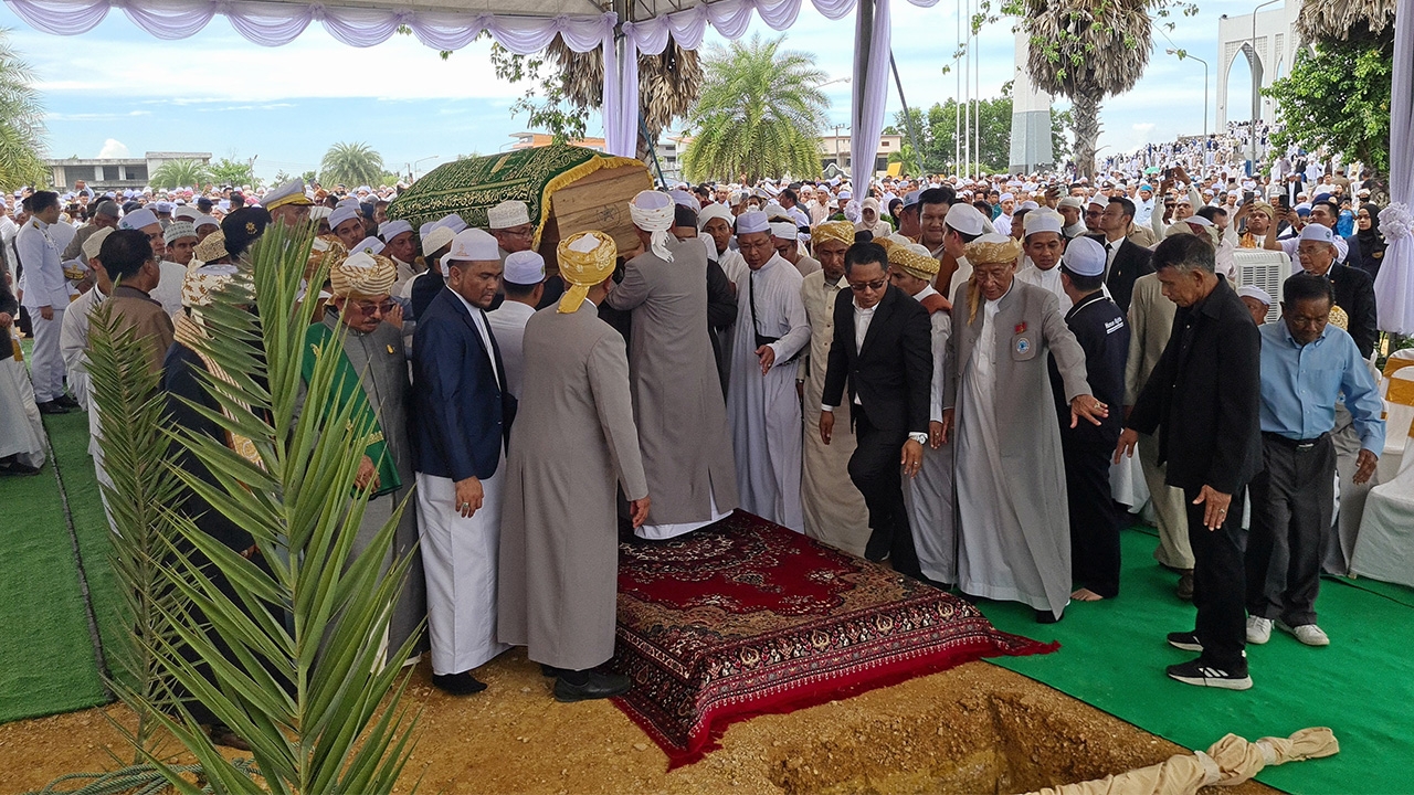"ท่านอาศิส" ฝังมัสยิดสงขลา มุสลิมรวมใจร่วมพิธีแน่น
