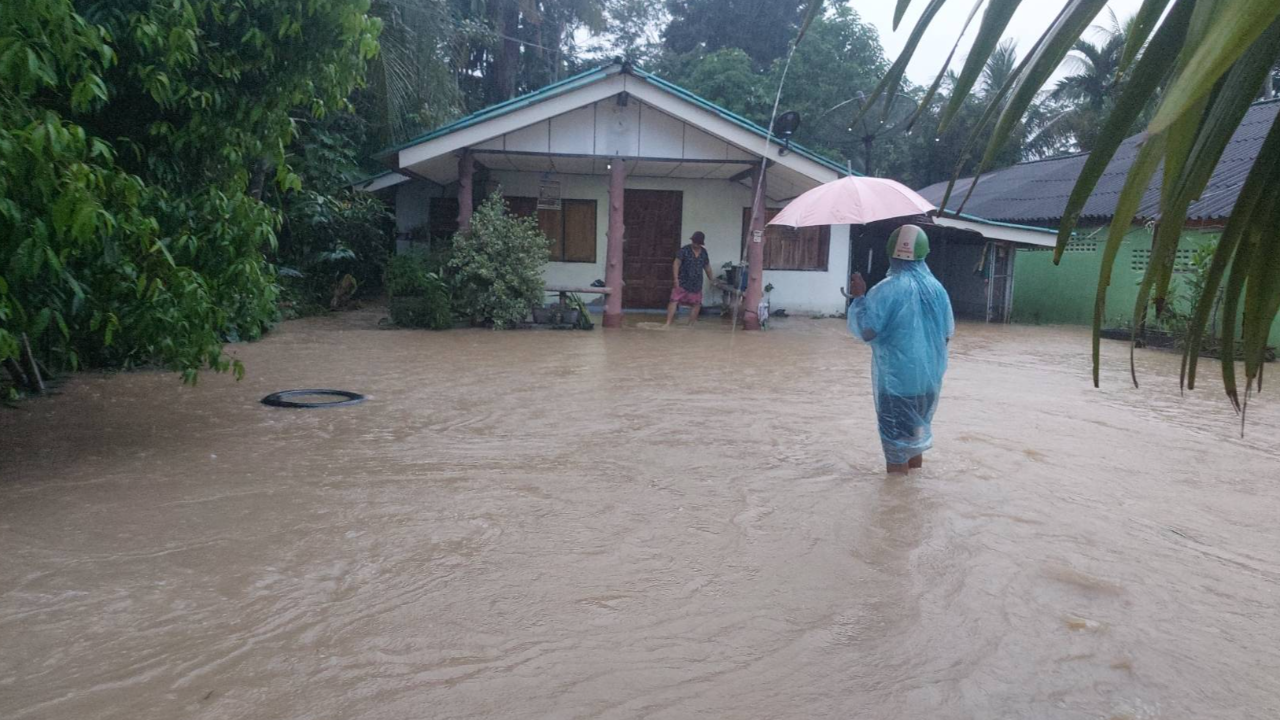 สภาพอากาศวันนี้ มรสุมปกคลุมภาคใต้ ฝนหนัก ระวังน้ำป่าไหลหลาก  