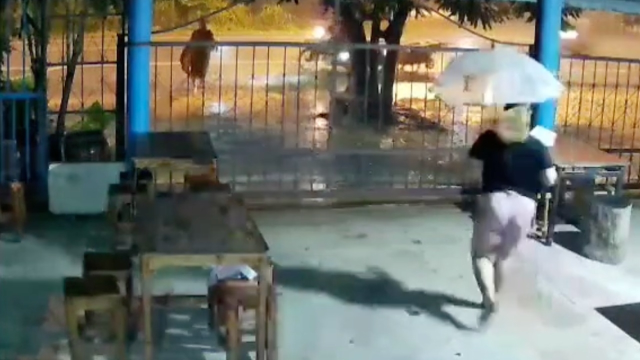 แห่สาธุ "หลวงพี่" เดินบิณฑบาต ท่ามกลางฝนตกหนัก บอกเป็นหน้าที่