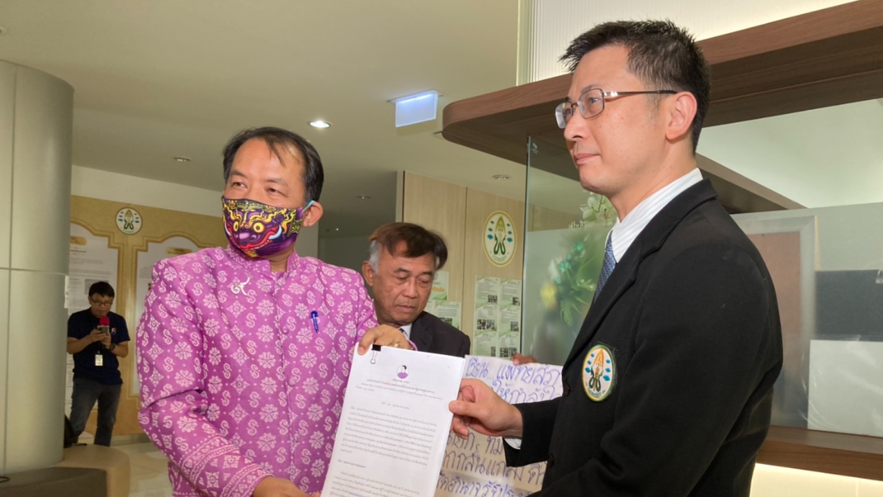 ศรีสุวรรณ บุกแพทยสภา ร้องสอบจริยธรรมหมอ รพ.ตำรวจ-ราชทัณฑ์ ช่วย “ทักษิณ” หรือไม่