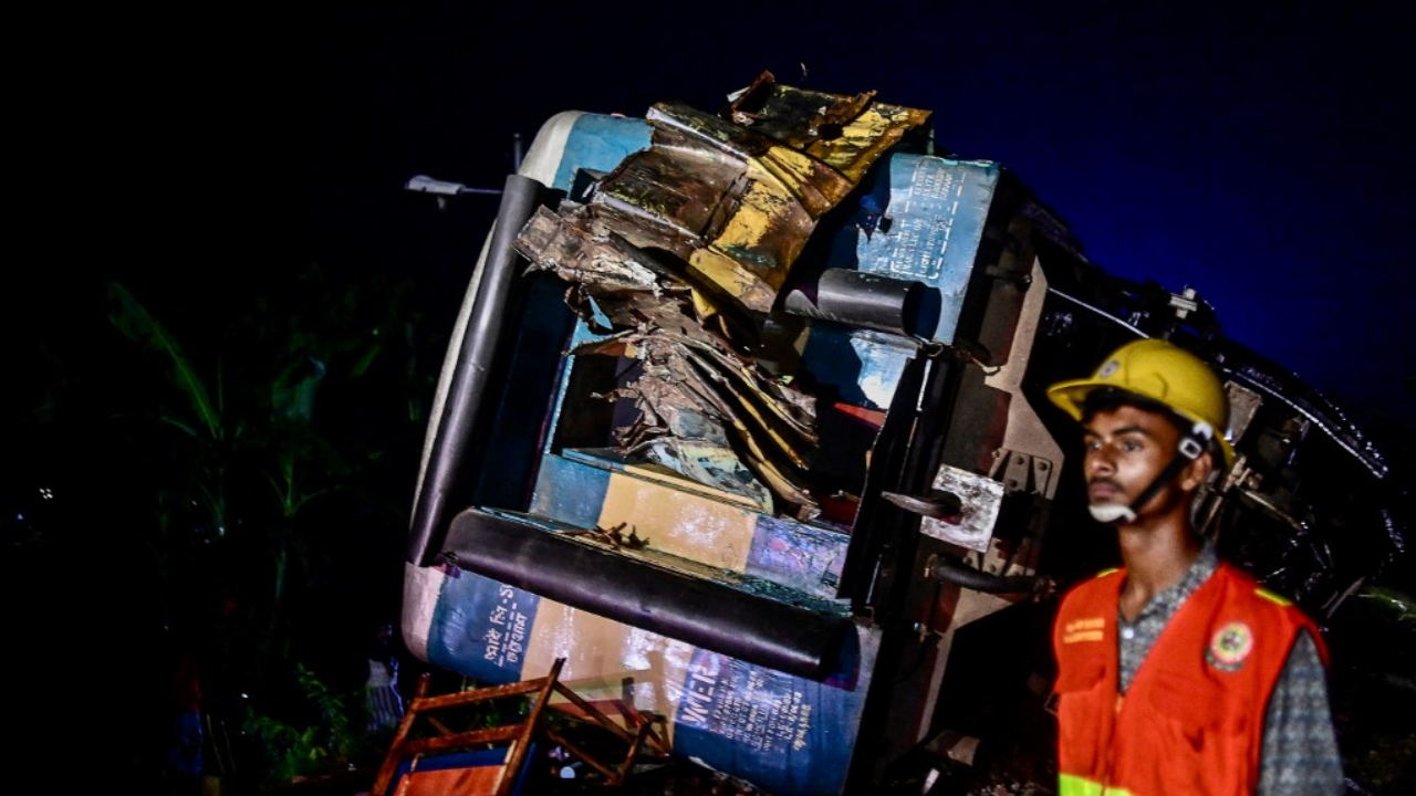 รถไฟชนกันตกรางที่บังกลาเทศ ดับอย่างน้อย 17 ศพ