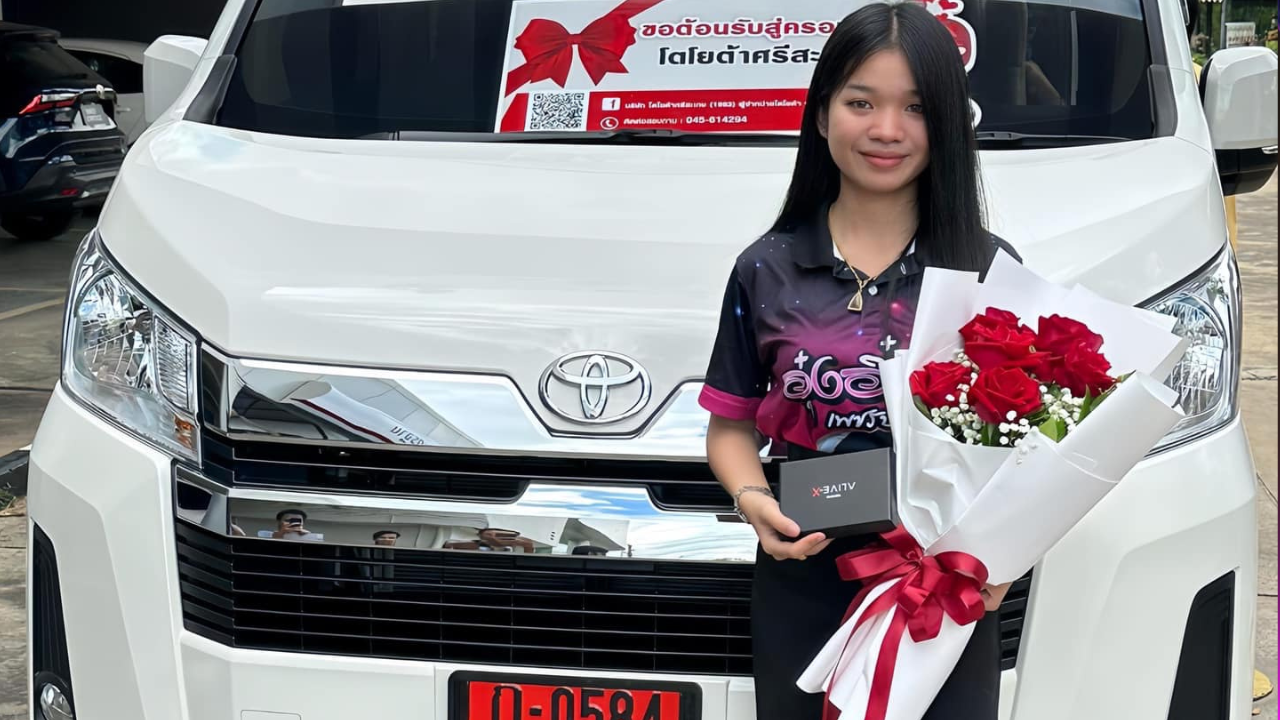 อุ๋งอิ๋ง เพชรบ้านแพง ถอยรถตู้ป้ายแดงคันแรก แฟนคลับร่วมยินดี ส่องป้ายทะเบียน