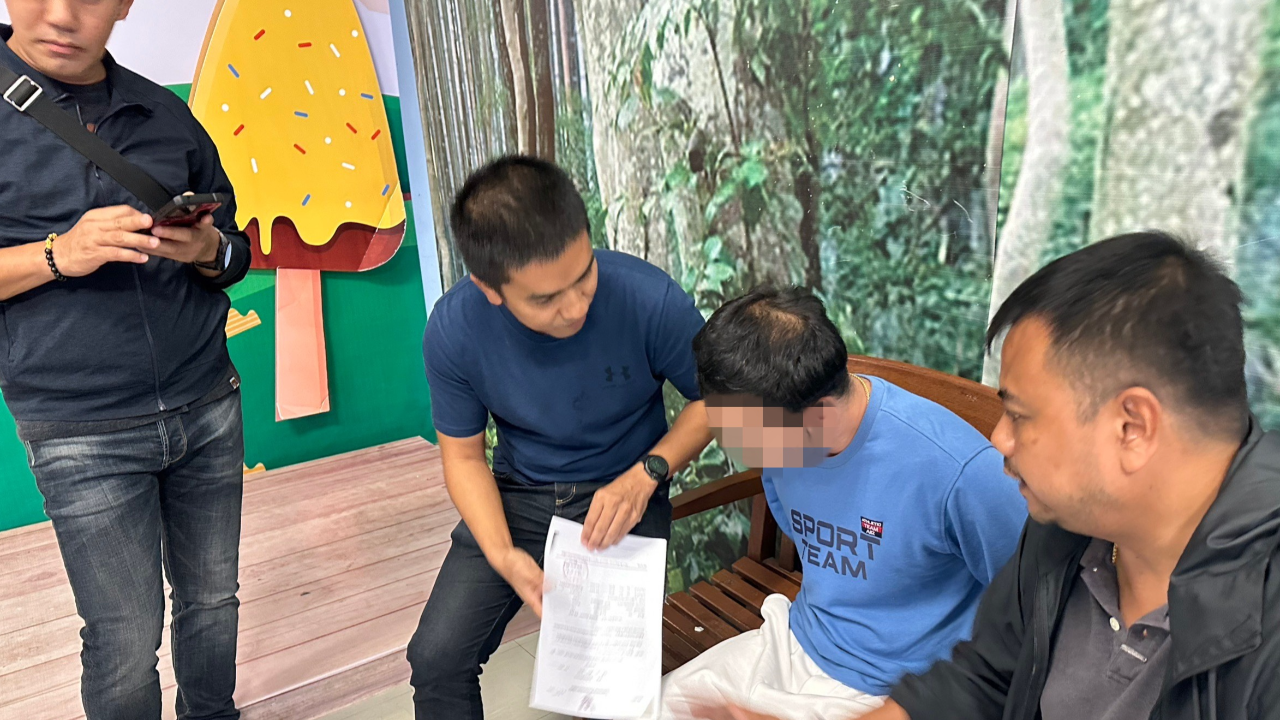 รวบอีก 1 สมุนช่วย "เสี่ยแป้ง" ล็อกกลางห้าง หลังเพิ่งโดนหมายจับ 