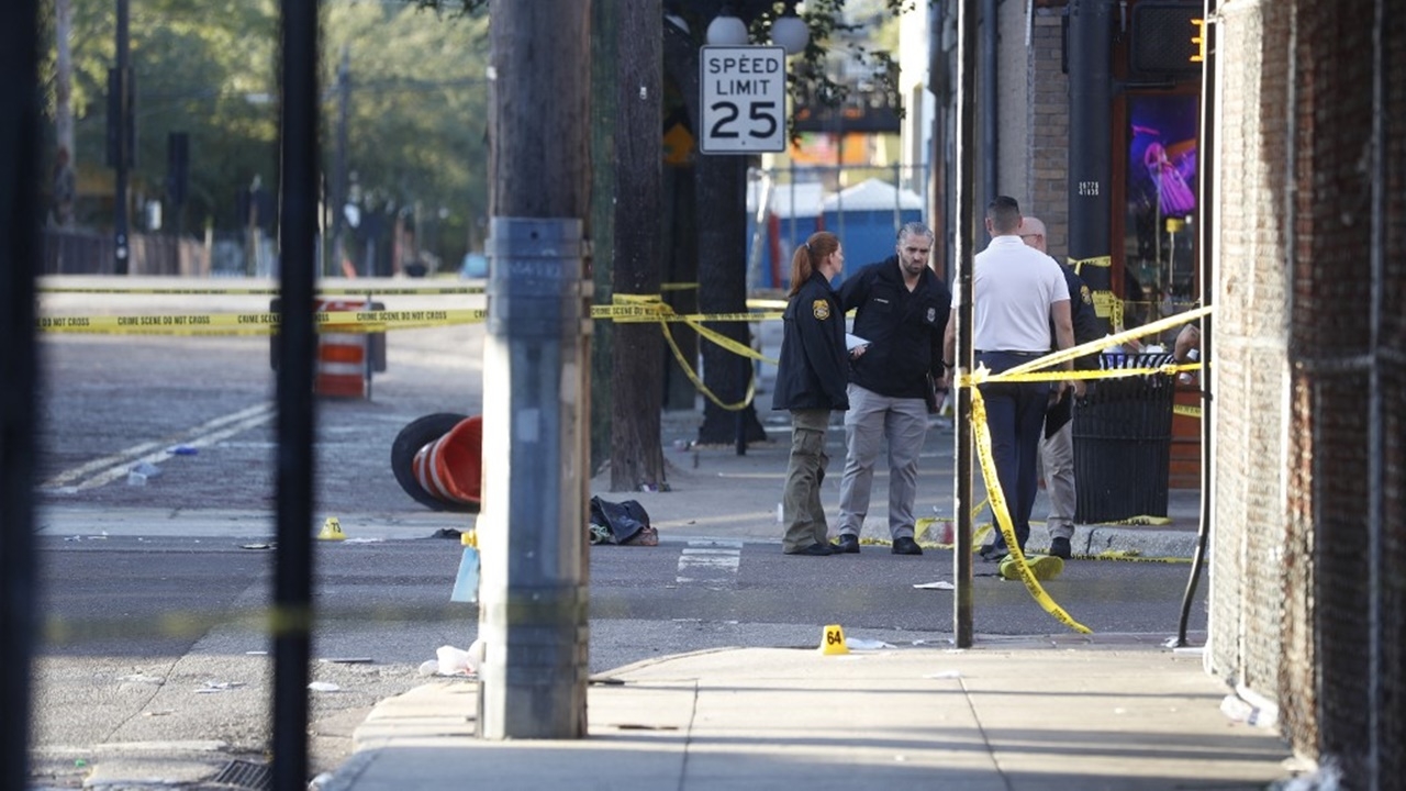 อริ 2 กลุ่มยิงกันกลางถนนฟลอริดา ตาย 2 ศพ เจ็บอีก 18 ราย