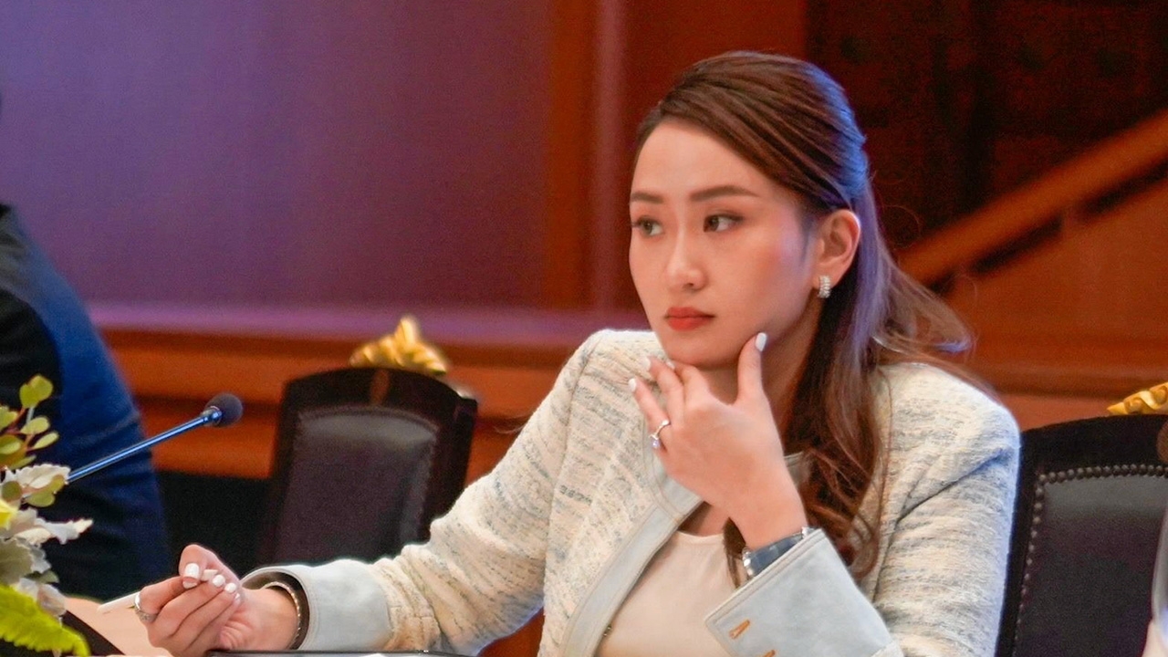 อย่าเพลินดูดาวเท้าสะดุดล้ม