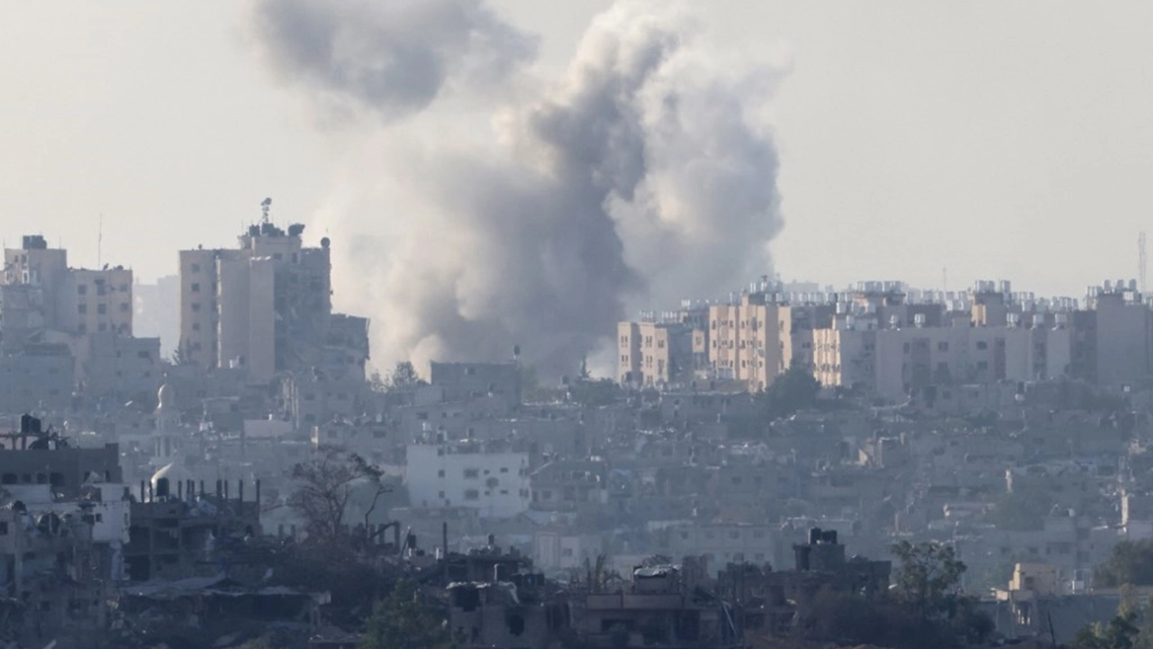 以色列两侧反击加沙城，空袭600余地