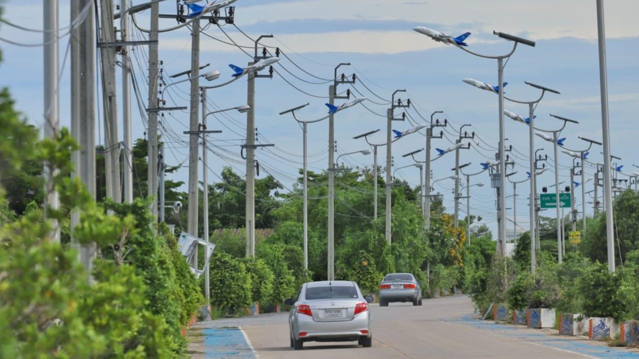 นายก อบต.หนองปรือ แจงแล้ว หลังโซเชียลสงสัย "เสาไฟเครื่องบิน" ติดตั้งถี่หรือไม่