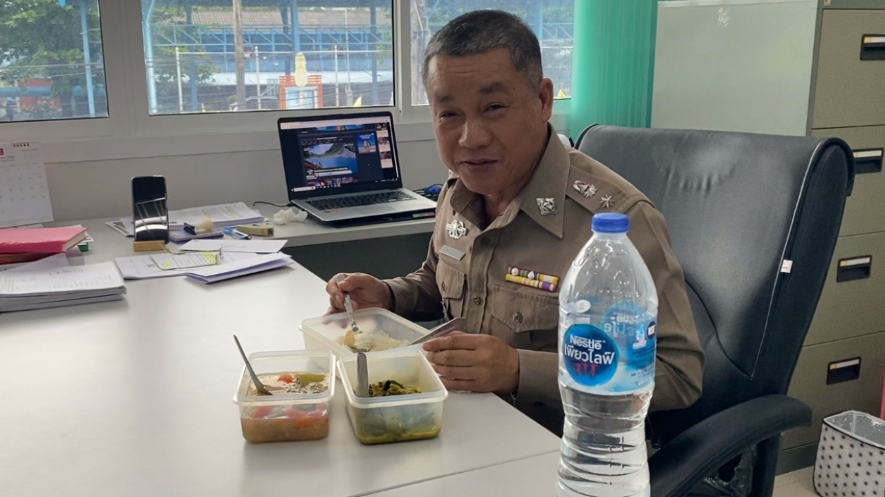 รอง ผกก.สอบสวน "คดข้าวห่อมากินโรงพัก" บอกไม่อยากเสียเวลาทำงาน  