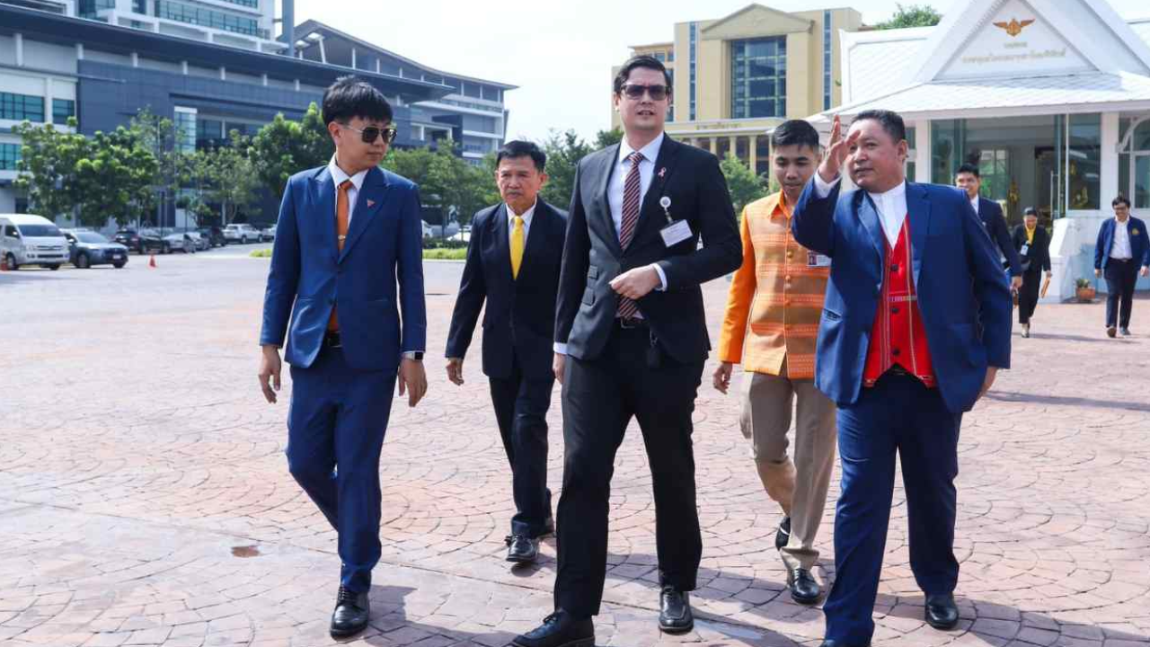 “โรม” นำ กมธ.ความมั่นคงฯ พบ “สุทิน” หารือ “เรือดำน้ำ-จัดซื้ออาวุธ” 