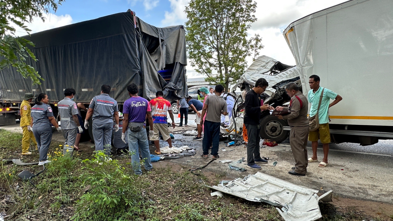 ชนยับ 6 ล้อเสย จยย.ไถก๊อบปี้อัดท้ายพ่วง ซากรถเกลื่อน เจ็บ 1 ตาย 3 ศพ