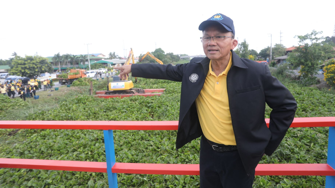 "สมศักดิ์" ตามอุทกภัยพื้นที่ภาคกลาง ร่วมกำจัดผักตบฯขวางทางน้ำ