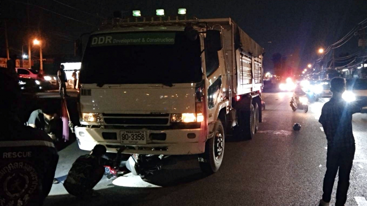 หนุ่มพม่าขี่จยย.สวนเลน ตัดหน้าสิบล้อ โดนชนลากไปไกล 50 เมตร