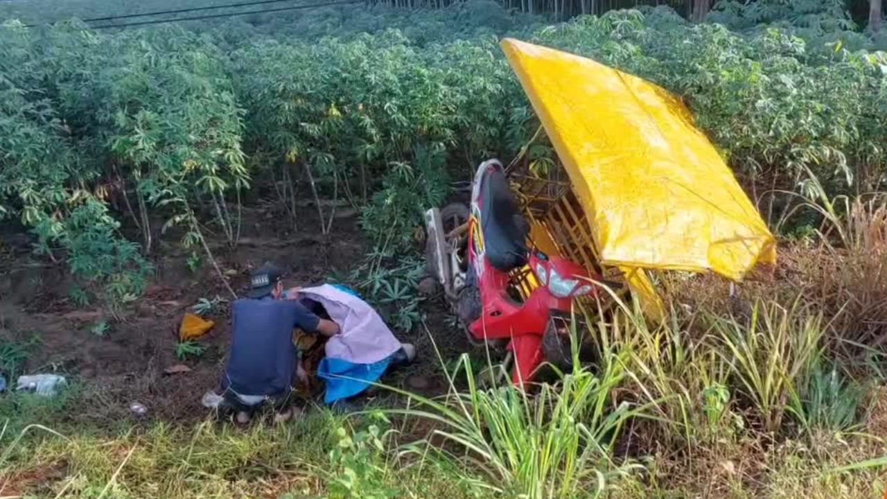 ฝนตกถนนลื่น หลวงตาขี่ซาเล้งออกบอกบุญกฐิน เกิดอุบัติเหตุมรณภาพ 