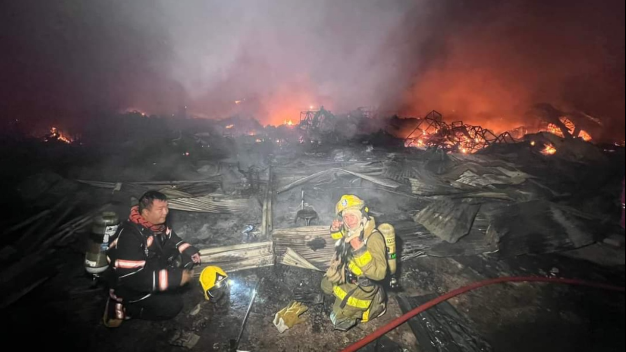 ไฟไหม้ตลาดการค้าชายแดนช่องจอม วอดเป็นจุณ 320 ห้อง