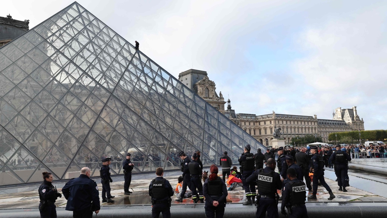 นักเคลื่อนไหวต้านโลกร้อน ปีนพีระมิดพิพิธภัณฑ์ลูฟวร์ทาสีส้ม