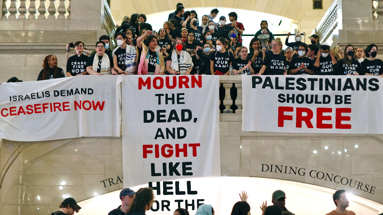 ผู้ประท้วงปิดสถานีรถไฟแกรนด์เซ็นทรัล นิวยอร์ก เรียกร้องหยุดยิงในกาซา