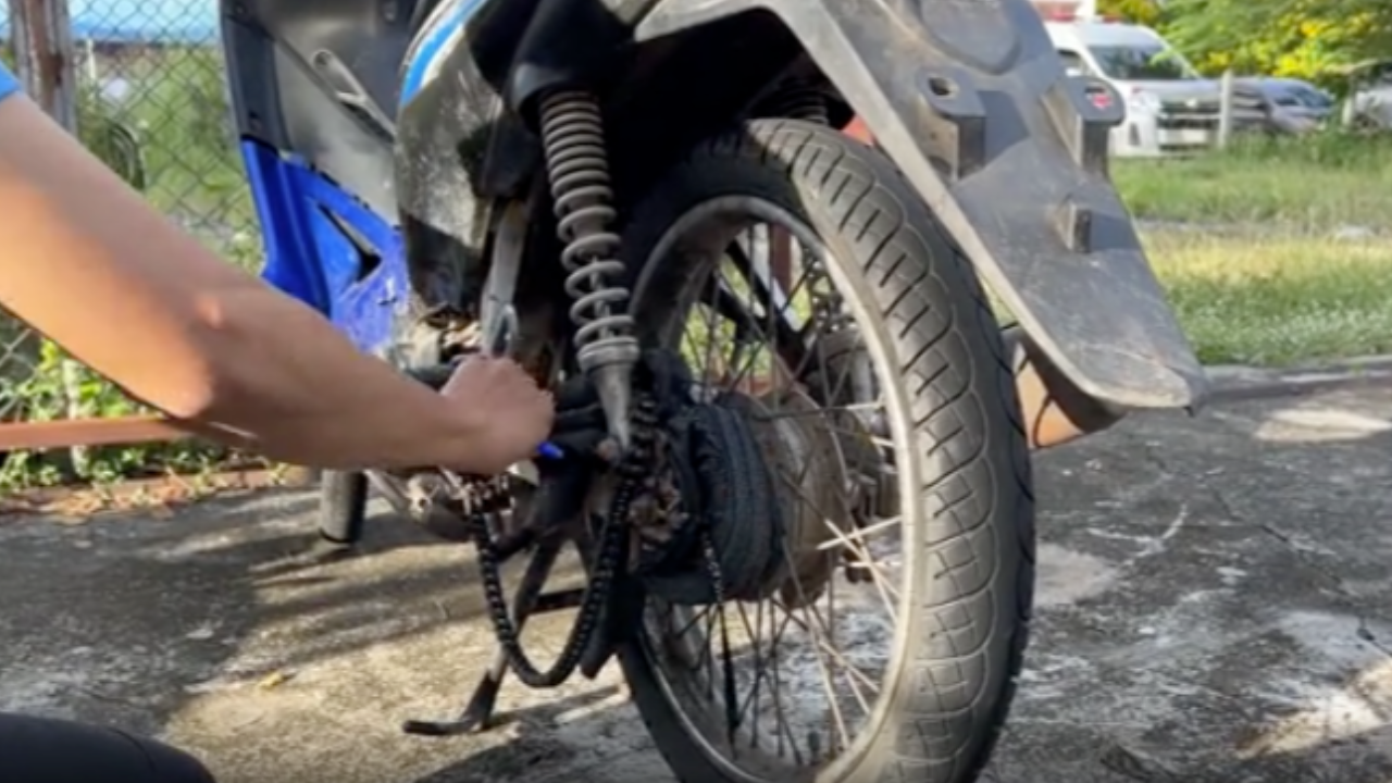 "อุทาหรณ์" แม่พา 5 ขวบ ซ้อน จยย. ชายเสื้อพันโซ่ ดึงแขนขาดสะบั้น